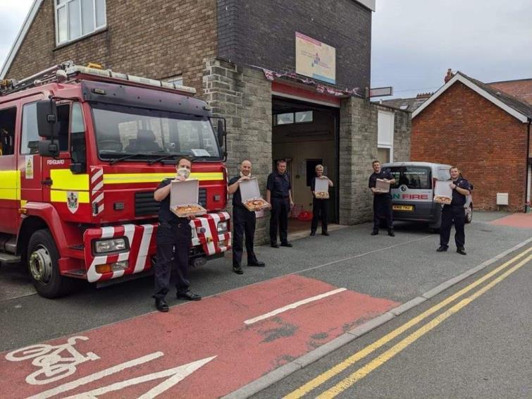 Fishguard Sportshand out pizzas to Fire crew